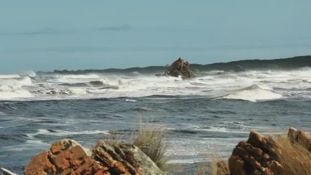 Red rocks at the arthur river mouth on the west coast of tasmania — Stock Video