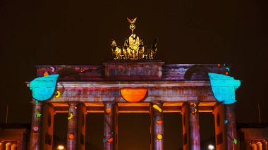 Berlin, Almanya. 7 Ekim 2017. Brandenburg Kapısı 'nın gece çekimleri. Berlin' de üzerine sanat eserleri yansıtılıyor.
