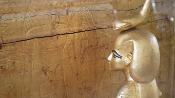 Caïro, Egypte-september 26, 2016: Close-up van de godin Selket uit het graf van Toetanchamon — Stockvideo