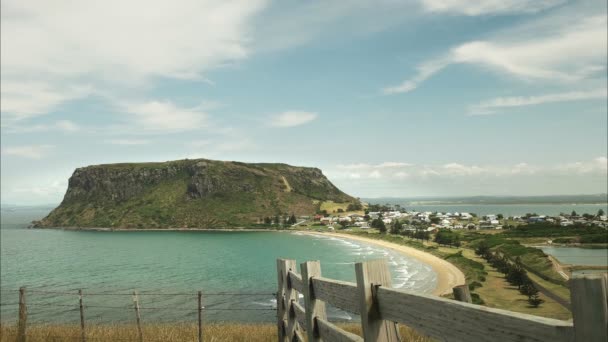 Afternoon shot of the nut and a wooden fence at stanley, tasmania — Stock Video