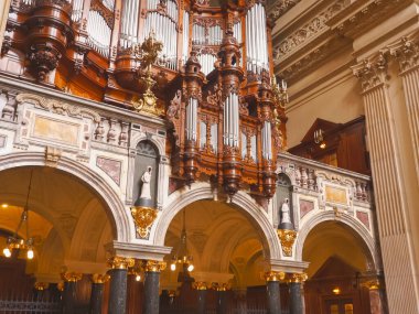 BERLİN, ALMANI ECTOBER, 6, 2017: Berlin Katedrali 'ndeki boru orgu sahnesi