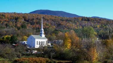 Stowe ve Hill 'deki klasik New England beyaz kilisesi.