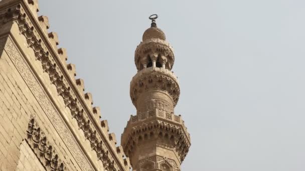 Close up of a minaret of the mosque sultan hasan in cairo — Stock Video