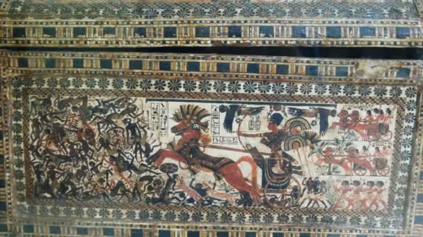 Kahire, Mısır- 26 Eylül 2016: Mısır'da tutankamon'un mezarından boyanmış bir sandığın yakınçekimi — Stok video