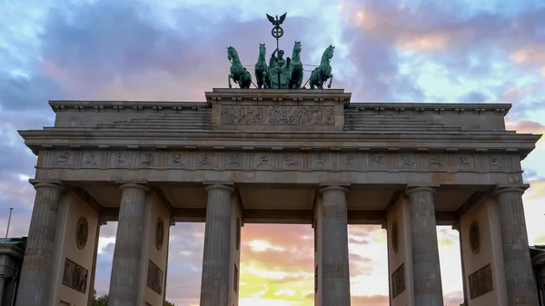 Закрытый вид на Озимые ворота на закате в Берлине, Германия — стоковое фото