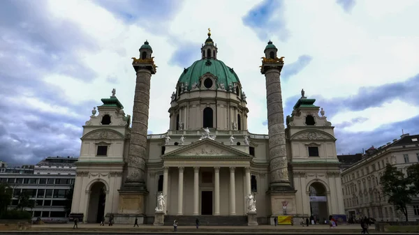 Disparo de la parte delantera de la iglesia de San Carlos en Viena — Foto de Stock