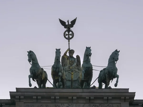 Tiro de cerca en la quadriga en la puerta de brandenburg en Berlín — Foto de Stock