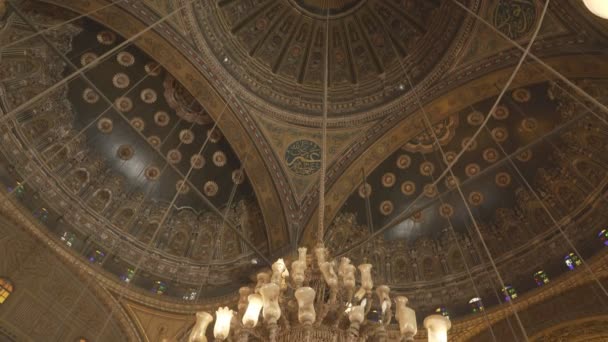 Káhira, Egypt-září 26, 2016 lustr v alabastrské mešitě v Káhiře — Stock video