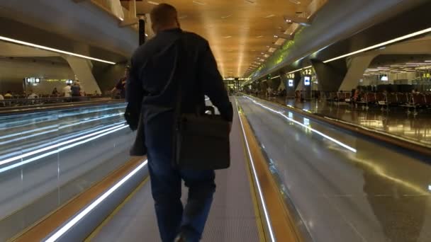 Doha, Katar-wrzesień, 27, 2016: Podróżujący przy użyciu ruchomej chodnika w Hamad International Airport w Doha — Wideo stockowe