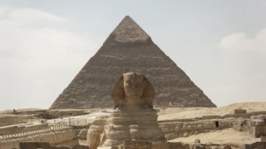 Kahire yakınlarındaki giza de sfenks ve khafre piramidinin ön