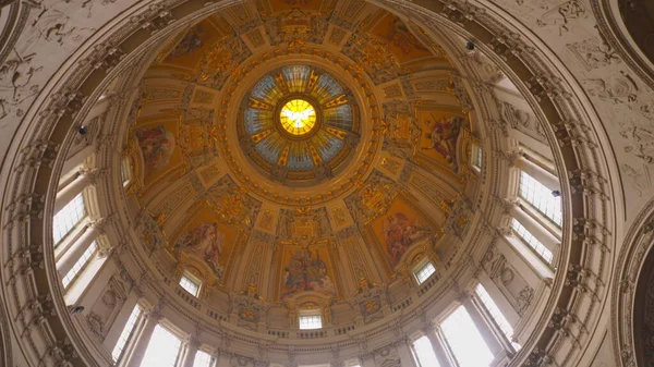 BERLIN, ALLEMAGNE 6 OCTOBRE 2017 : plafond des cathédrales berlinoises dans la capitale de l'Allemagne — Photo