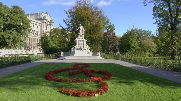 VIENA, AUSTRIA-OCTUBRE, 9 de octubre de 2017: amplio plano de una estatua de mozart y jardines en Viena, Austria — Foto de Stock