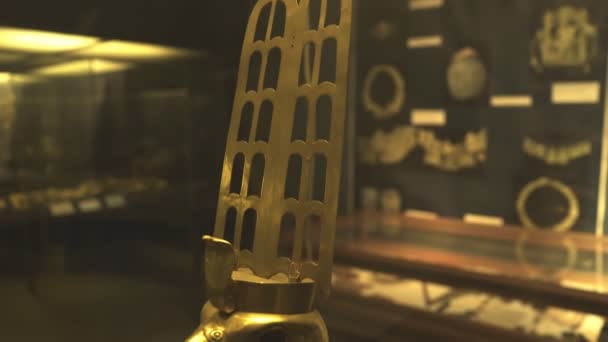埃及开罗- 2016年9月26日：来自开罗荷鲁斯神庙的金色荷鲁斯面具 — 图库视频影像