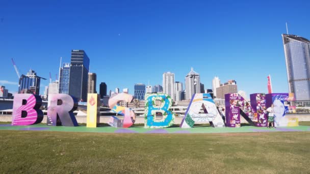 BRISBANE, AUSTRALIA-MARZO, 7 de marzo de 2017: frente de la tarde en gran angular de las enormes letras brisbane — Vídeos de Stock