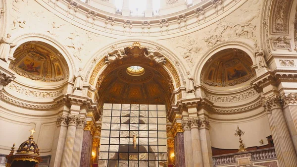 BERLIN, 6. OKTOBER 2017: Decke und Kunstinstallation im Berliner Dom — Stockfoto