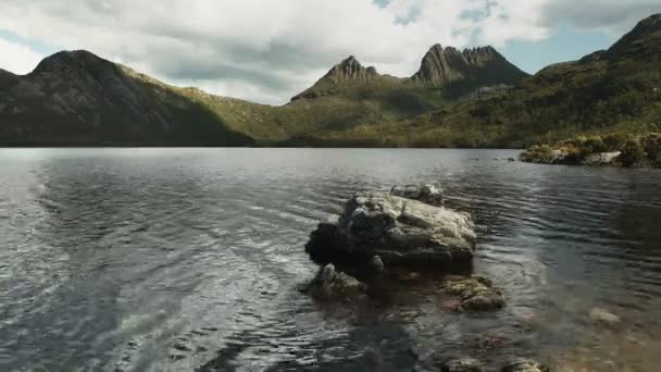 Rochas perto da costa do lago pomba na montanha berço na tasmânia — Vídeo de Stock