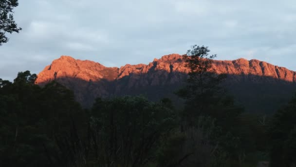 Luz do pôr do sol em mt roland perto de sheffield na tasmânia — Vídeo de Stock