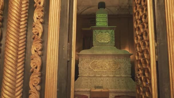 Káhira, Egypt-září, 26, 2016: hrobka uvnitř alabastrské mešity v Káhiře, Egypt — Stock video