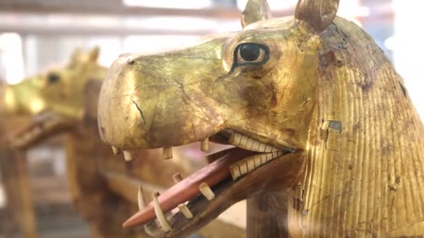 Kairo, Ägypten - 26. September 2016 Vergoldete Nilpferde schmücken ein Bett aus dem Grab des Tutanchamun in Ägypten — Stockvideo