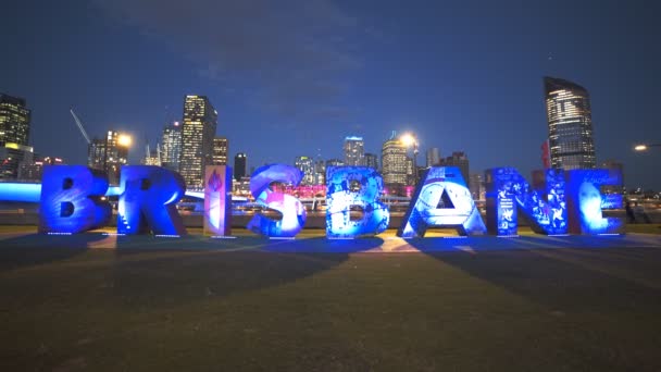 BRISBANE, AUSTRALIA-MARZO, 7, 2017: ripresa notturna delle grandi lettere brisbane cambiando colore — Video Stock