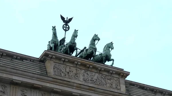 Зблизька з "являється браденбурзька гетеса квадрига в берліні. — стокове фото