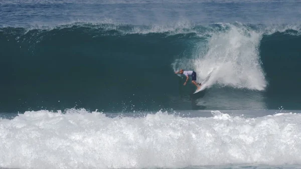 HALEIWA, ESTADOS UNIDOS DA AMÉRICA - DEZEMBRO, 7, 2017: surfista encerramento cano hawaii — Fotografia de Stock