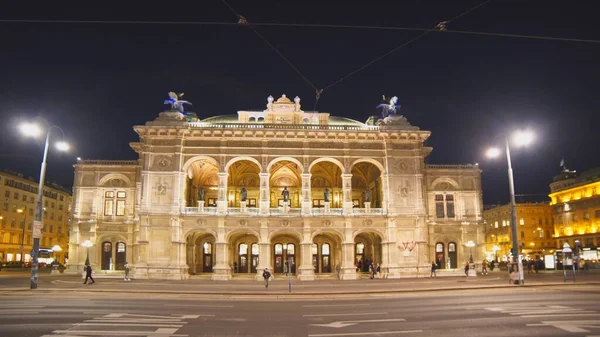 VIENA, AUSTRIA-OCTUBRE, 8 de octubre de 2017: plano nocturno de gran angular de la ópera estatal en Viena — Foto de Stock