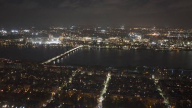 Boston 'daki hava yürüyüşünün gözlem güvertesinden Mit' e doğru giden Boston Charles River 'ın gece çekimi.