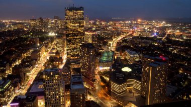Boston 'daki hava yürüyüşünün gözlem güvertesinden Boston' un finans bölgesinin gece görüşü