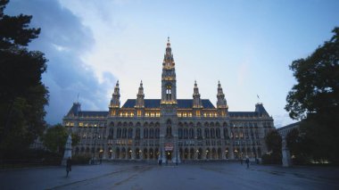 Viyana, AUSTRIA-OCTOBER, 9, 2017: Rathaus 'un Viyana' daki ön cephesinin ultra geniş gece görüşü