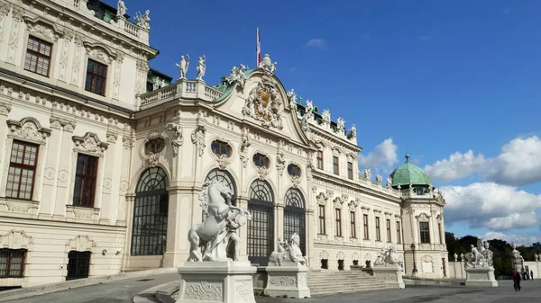 VIENA, AUSTRIA-OCTUBRE, 9 de octubre de 2017: plano de cerca del lado sur de la viena del palacio Belvedere — Foto de Stock