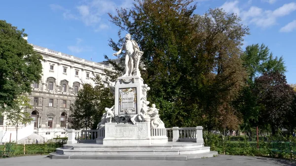 VIENA, AUSTRIA-OCTUBRE, 9 de octubre de 2017: fotografía matutina de la estatua de mozart en Viena —  Fotos de Stock
