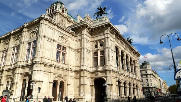 VIENA, AUSTRIA-OCTUBRE, 9 de octubre de 2017: vista oblicua de la ópera estatal en Viena — Foto de Stock