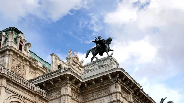 Wiedeń, Austria-październik, 9, 2017: zbliżenie opery państwowej i posągu człowieka na koniu w Wiedniu — Zdjęcie stockowe