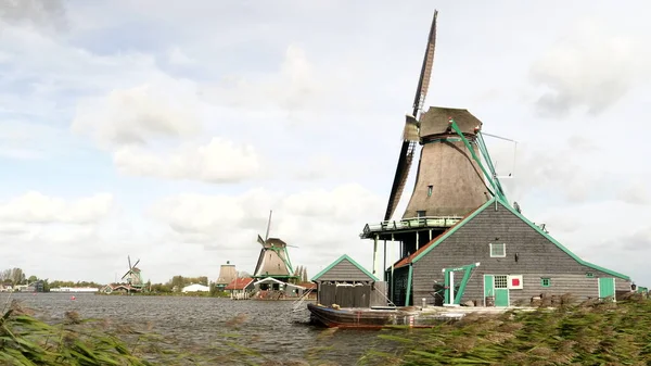 AMSTERDAM, NEDERLÄNDERNA-OKTOBER, 12, 2017: Vindblåsta rör och väderkvarnar vid zaanse schans nära amsterdam — Stockfoto