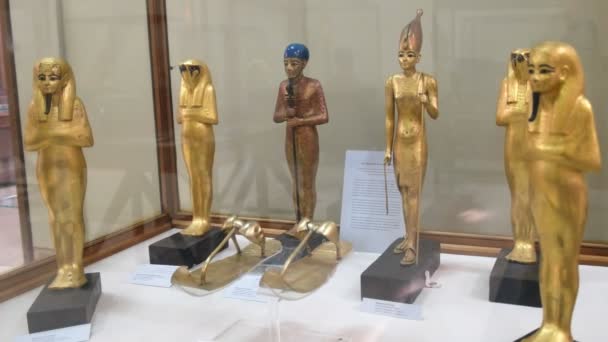 CAIRO, EGYPT- SEPTEMBER, 26, 2016: gold sandals and small statues from the tomb of tutankhamun in egypt — Stock Video