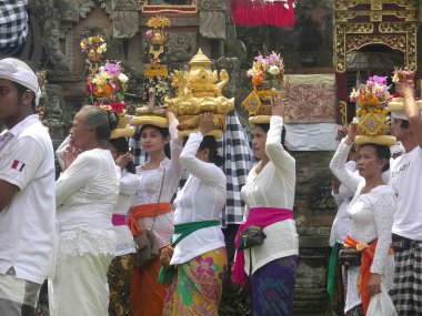 Ubud, Endonezya - 14 Mart 2018: Hindu kadınlar ve erkekler Ubud, Bali 'deki tapınakta adak adadılar