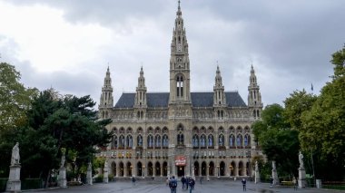 Viyana, AVUSTRIA, EKİM, 9, 2017 Viyana 'da Rathaus' un önündeki alacakaranlıkta dış çekim