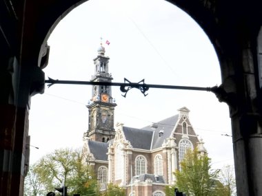 Amsterdam, Hollanda-Ekim, 12, 2017: Amsterdam 'da bir kemer yolu tarafından çerçevelenen Westerkerk kilisesine yakın çekim