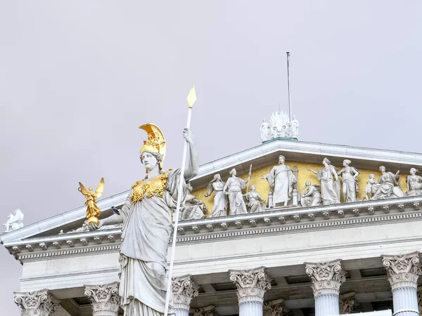 Wiedeń, Austria, październik, 9, 2017 statua ATENA przed budynkiem parlamentu w Wiedniu — Zdjęcie stockowe