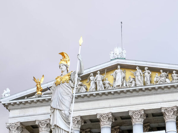 ВЕНА, 9 ОКТЯБРЯ 2017, статуя на фасаде здания парламента в Вене
