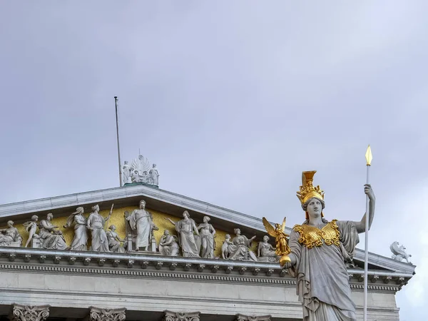 VIENNA, ÁUSTRIA, OUTUBRO, 9, 2017 close up of the front of the austrian Parliament building in vienna — Fotografia de Stock