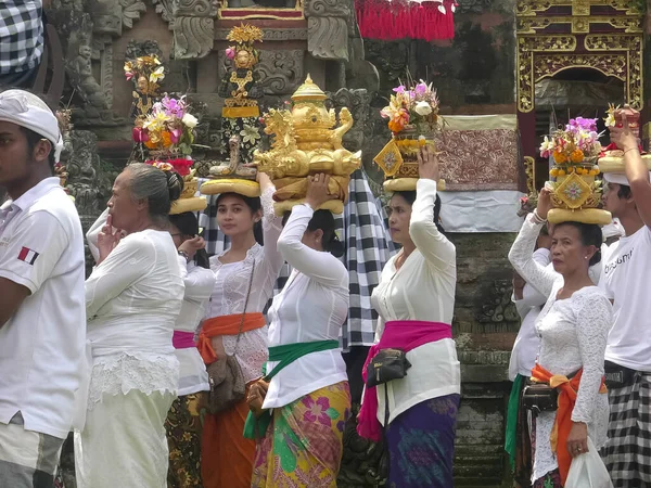 Ubud, Indonesia - March, 14, 2018: hindu women and men with offerings at temple in ubud, bali — 图库照片