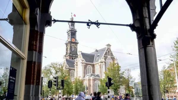 AMSTERDAM, PAÍSES BAJOS-OCTUBRE, 12, 2017: amplia vista de westerkerk enmarcada por un arco en Amsterdam — Foto de Stock