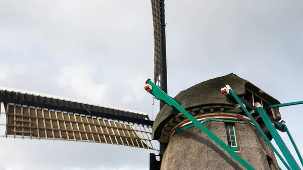 Närbild av en väderkvarn vid zaanse schans nära Amsterdam — Stockfoto