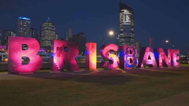 Брісбен, Австралія-7 березня 2017: сторона на думку про G20 Брісбена літери вночі — стокове відео