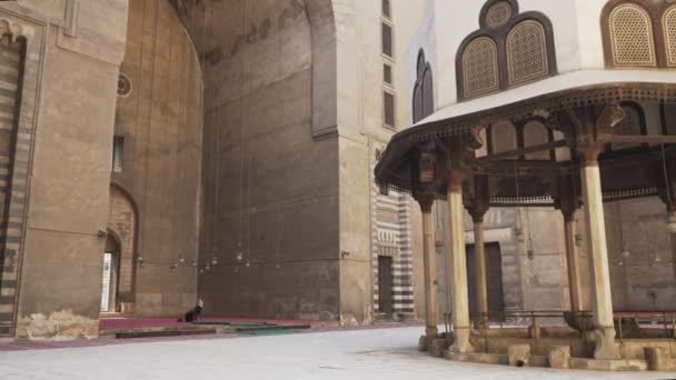 Kahire 'deki Sultan Hasan Camii' nin iç kısmı. — Stok video