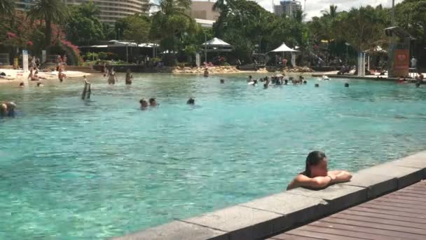 Brisbane, Australien-mars, 7, 2017: Visa väster om poolen på South Bank i Brisbane — Stockvideo