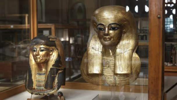 CAIRO, EGYPT- SEPTEMBER, 26, 2016: gilded statue of queen tuya in cairo, egypt — Stock Video