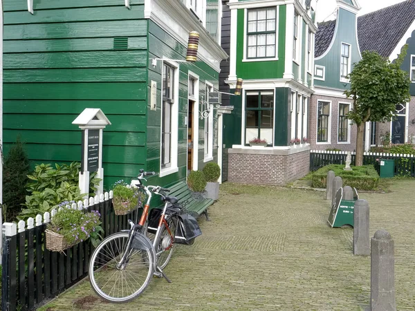 AMSTERDAM, NEDERLÄNDERNA OKTOBER, 12, 2017: en cykel framför ett gammalt hus vid zaanse schans byn nära Amsterdam — Stockfoto